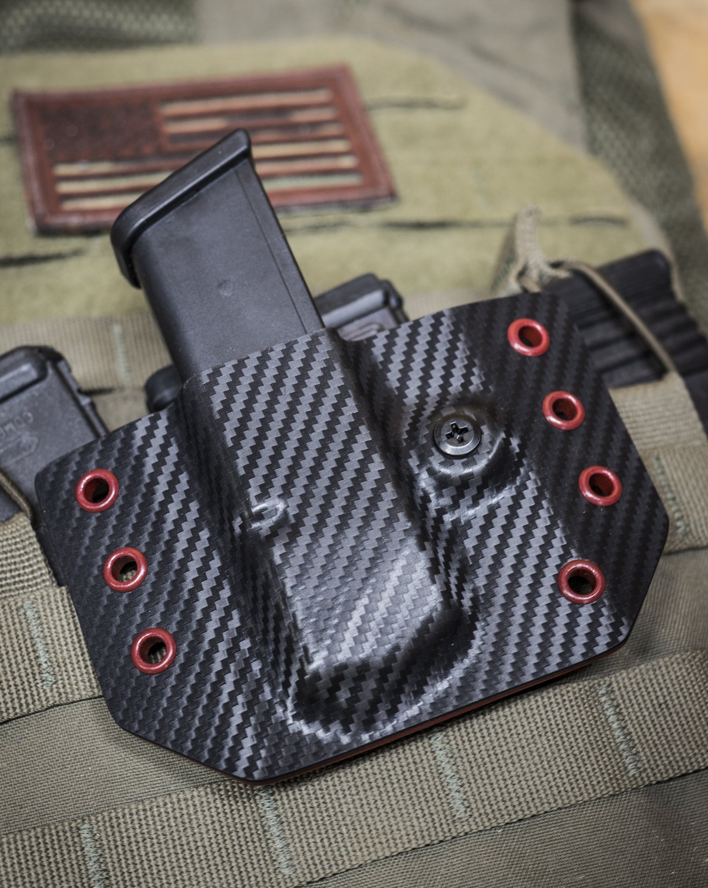 OWB pancake style Kydex Magazine Carrier for Glock 9/40 in Black Carbon Fiber Kydex.